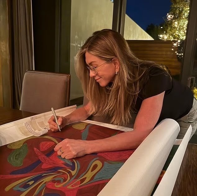 畫家將《老友記》主題曲的聲波化作圖畫,珍妮花安妮絲頓在代表其角色的畫作上簽名。 畫家將《老友記》主題曲的聲波化作圖畫,珍妮花安妮絲頓在代表其角色的畫作上簽名。