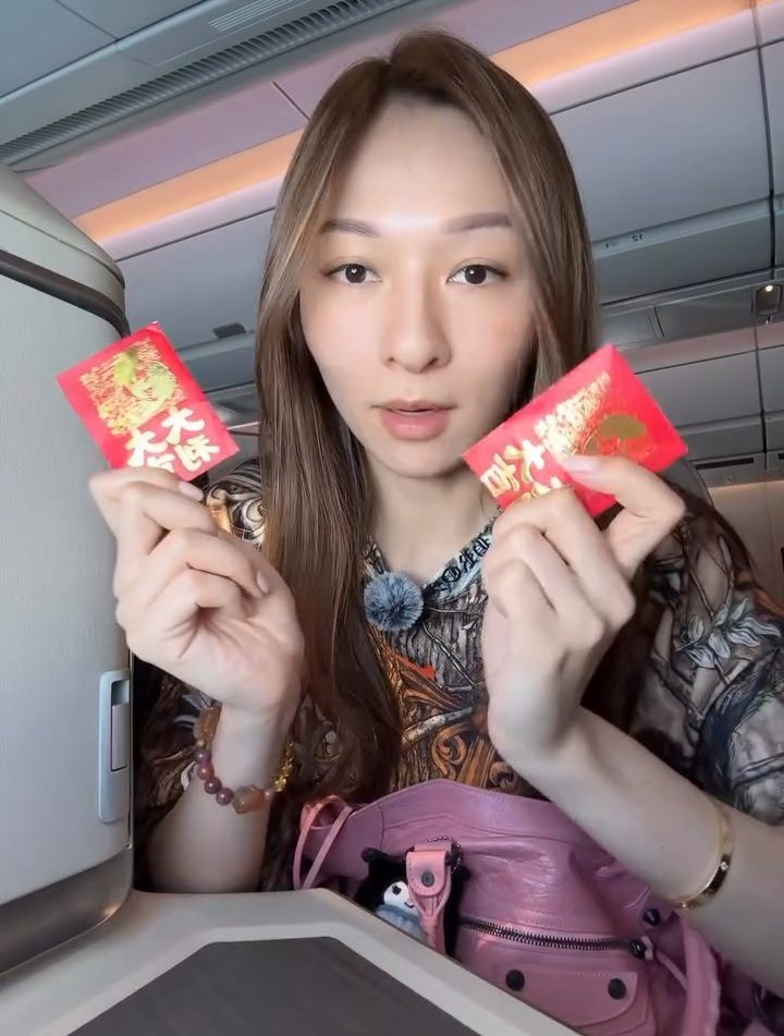 林鈺洧袋住平安符。 林鈺洧袋住平安符。