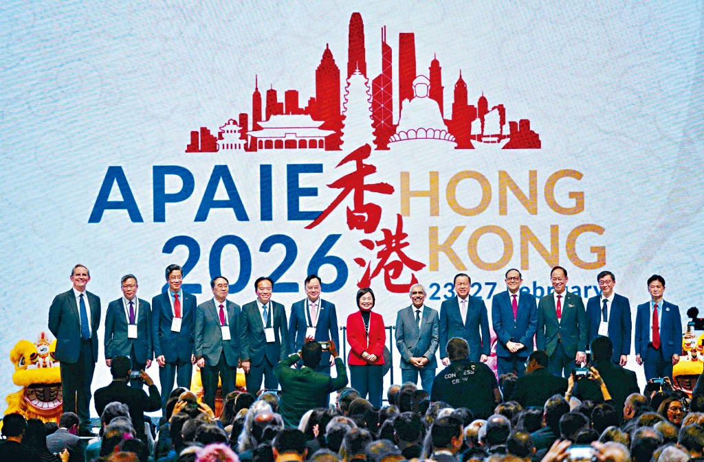 教育局局長蔡若蓮（中）、中大校長盧煜明（左六）、APAIE主席Venky Shankararaman（右六）昨為APAIE年會暨展覽揭幕。