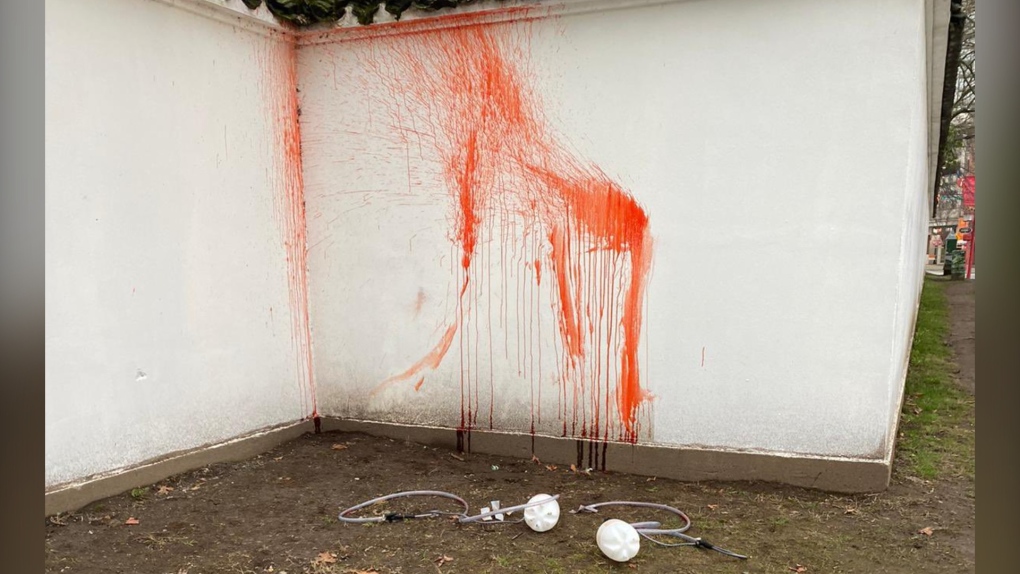 园林内一道墙被泼「假血」。网上图片