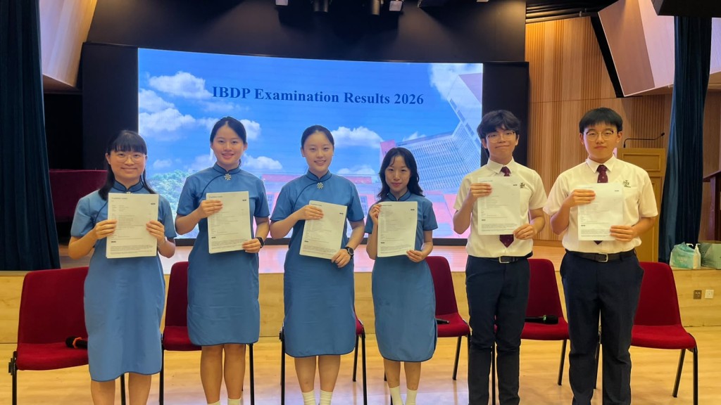 6名聖保羅男女中學狀元,由左至右為黃鉅霖、周柏喬、朱欣晴、傅舜盈、陳皓頤及莫斯棋。唐綺晴攝 6名聖保羅男女中學狀元,由左至右為黃鉅霖、周柏喬、朱欣晴、傅舜盈、陳皓頤及莫斯棋。唐綺晴攝