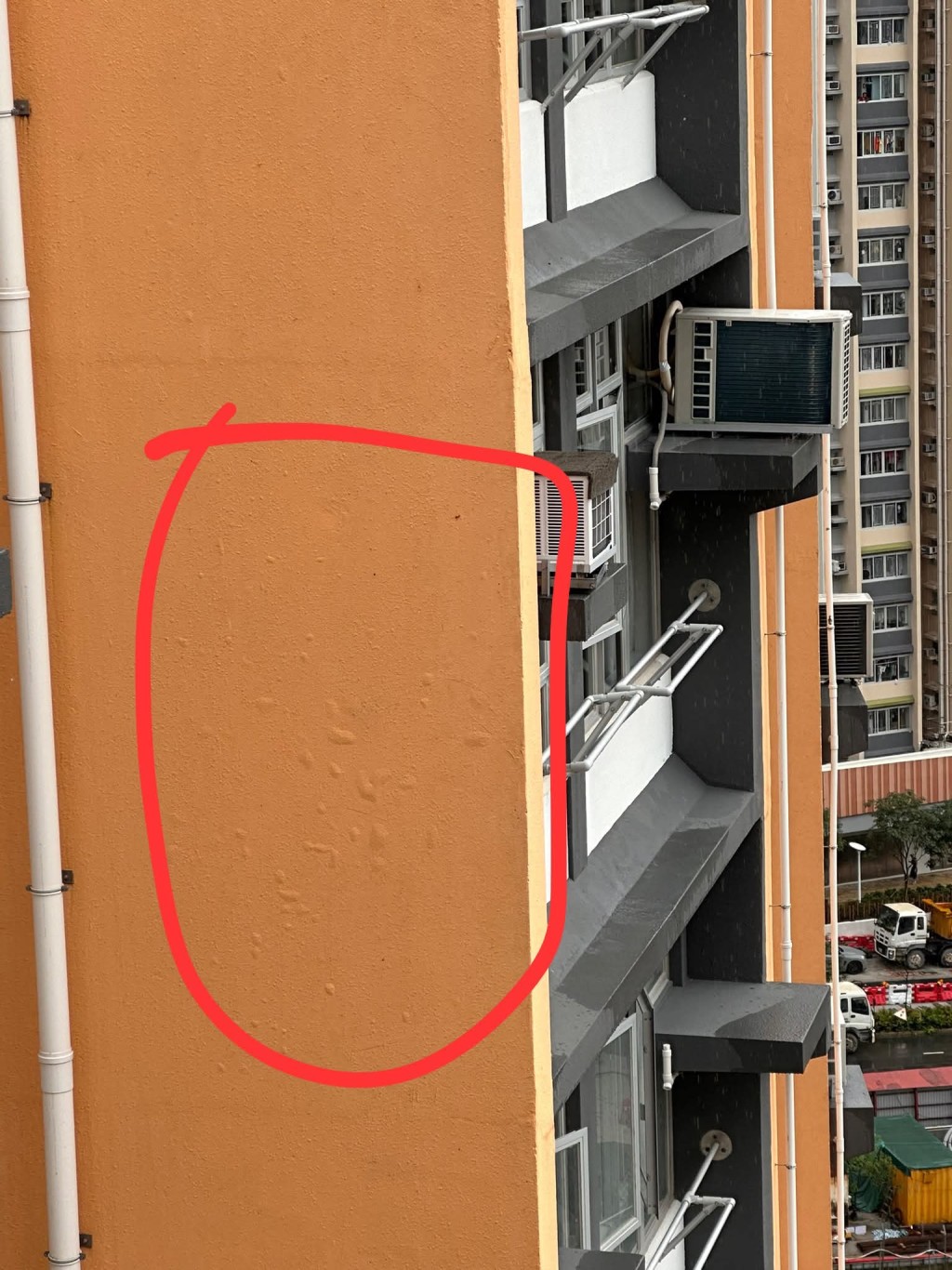 不同位置外牆均出現「起泡」情況。 不同位置外牆均出現「起泡」情況。
