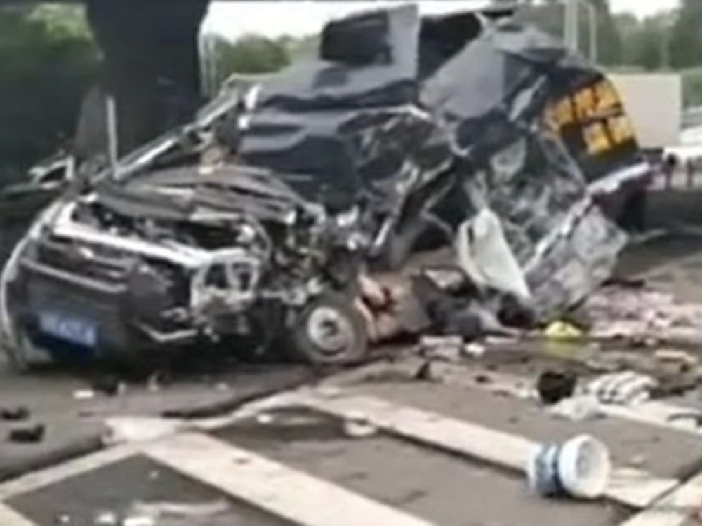 解款车被撞至毁烂变形,酿成两死四伤。网图