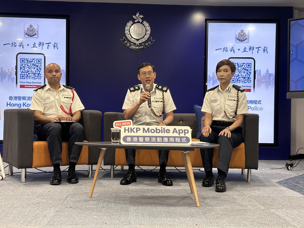 警務處副處長(管理)陳俊燊(中)、助理處長(資訊系統)關翠貞(右)及資訊系統部數碼警政服務科高級警司莫俊傑。 警務處副處長(管理)陳俊燊(中)、助理處長(資訊系統)關翠貞(右)及資訊系統部數碼警政服務科高級警司莫俊傑。