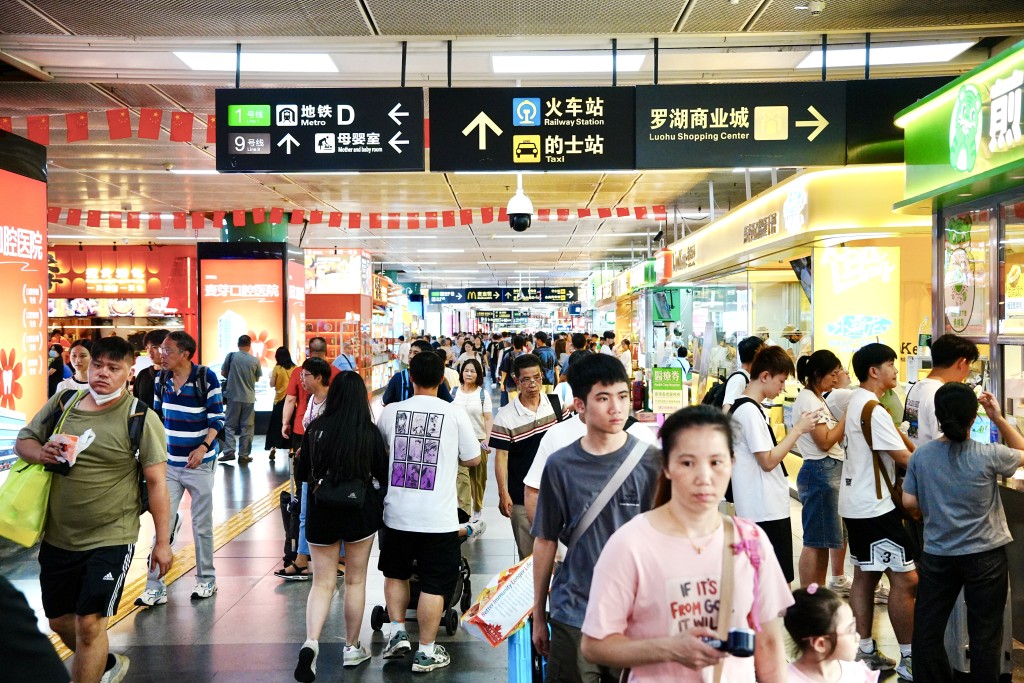 連接羅湖口岸的步行街人山人海。 連接羅湖口岸的步行街人山人海。