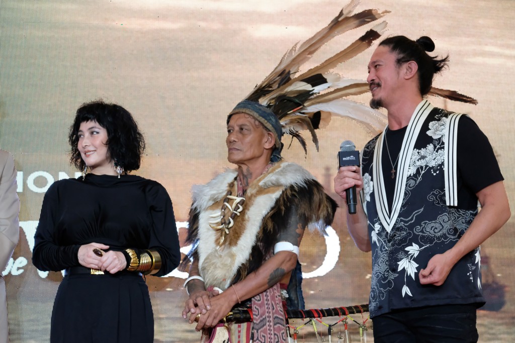 飾演土著領袖的Peter John，以原住民的打扮亮相。