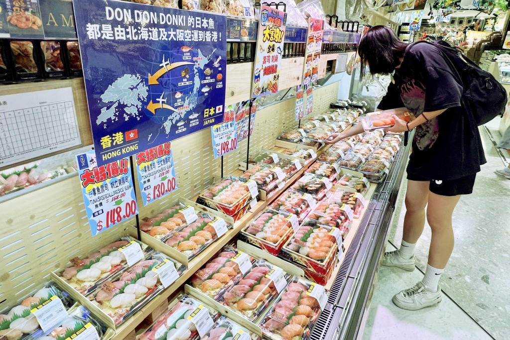 有超市在冻柜贴上大纸牌，写著「所有海产从大阪及北海道空运到港」，但每件商品标签上均没写明产地。