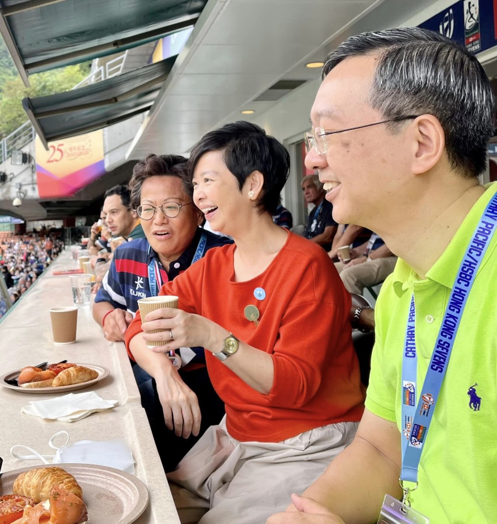 何永賢與副局長戴尚誠等人到場支持最後一日的國際七人欖球賽。何永賢fb圖片