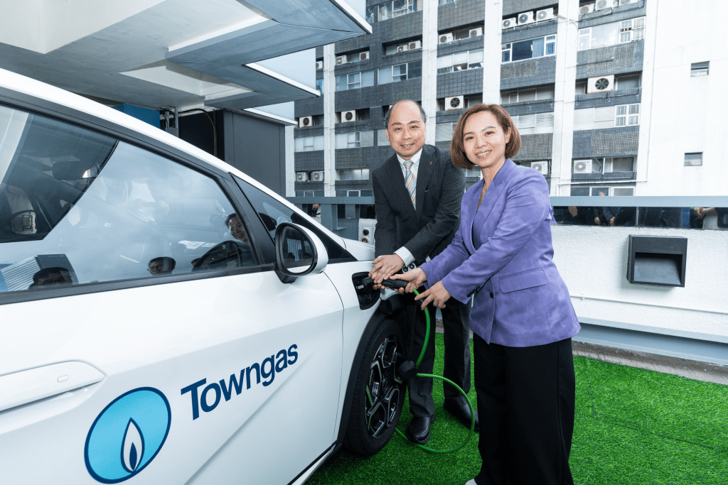 「樽装本地氢」一般每公斤氢气可产生15度电，汽车充电桩提供电力。煤气公司营运总裁—香港业务郑晓光（左）与立法会环境事务委员会主席陈家珮（右）体验充电设备。