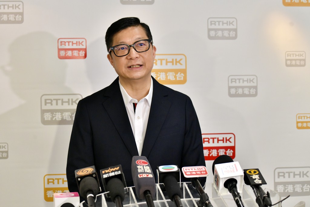 保安局局長 鄧炳強出席港台節目後會見傳媒。盧江球攝 保安局局長 鄧炳強出席港台節目後會見傳媒。盧江球攝