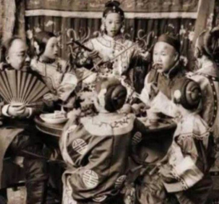 1901年，广州喝花酒的富商与弹琵琶的陪酒女。 