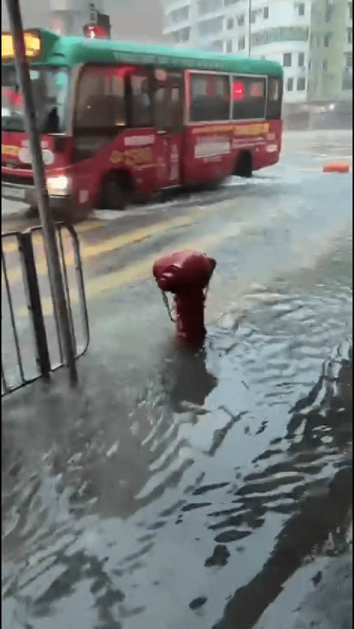 多處道路出現大面積水浸