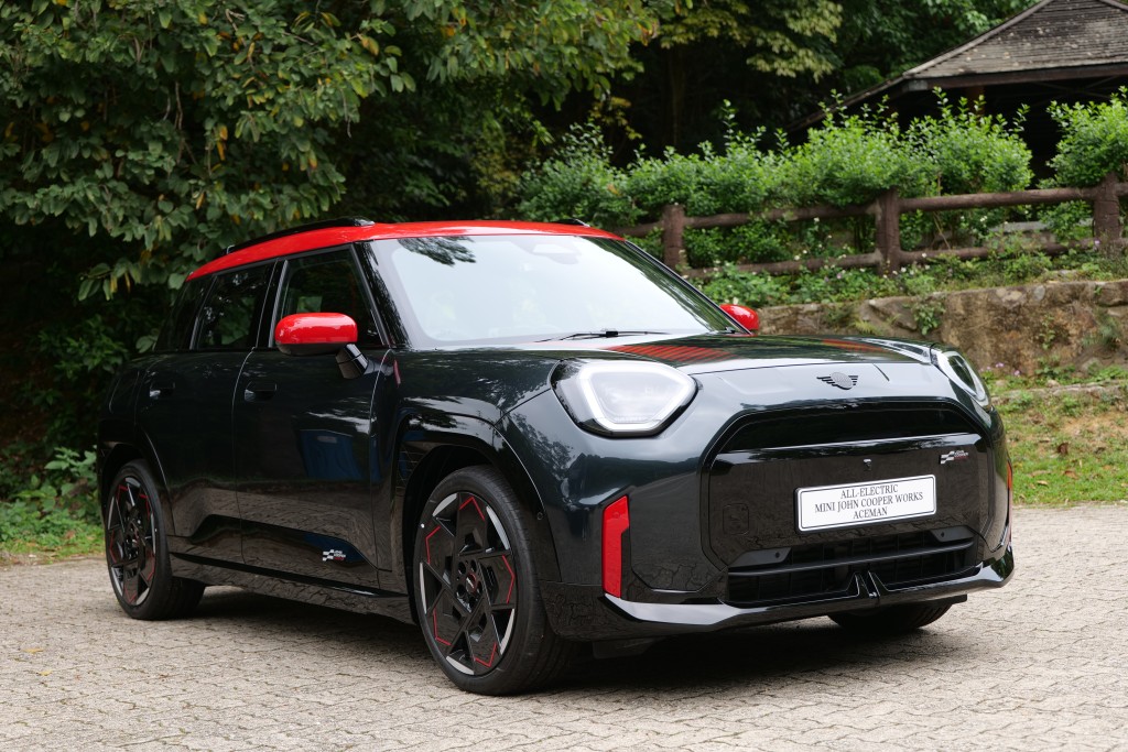 MINI JCW Aceman E (J05)性能版配上專用Chili Red紅色車頂、側鏡及車花貼紙