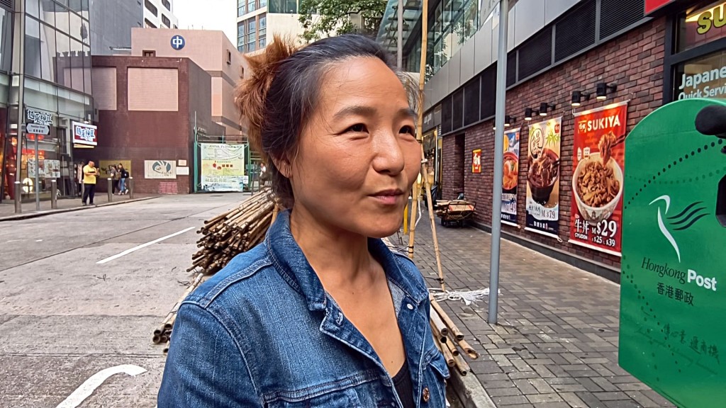 張小姐講述驚險經過。黃文威攝 張小姐講述驚險經過。黃文威攝