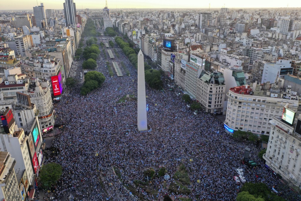 布宜諾斯艾利斯有大批球迷聚集欣賞球賽。 AP