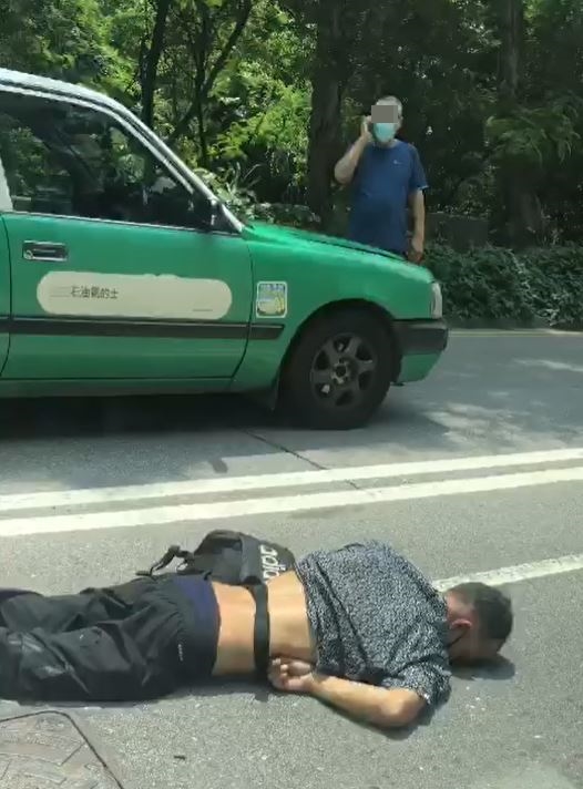 的士撞到男途人，傷者受傷倒地。fb的士司機資訊網 Taxi 劉賢圖片