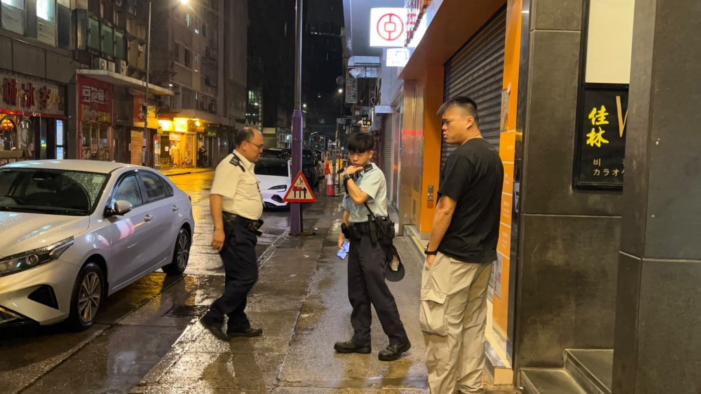 警員趕至現場進行調查。蔡楚輝攝