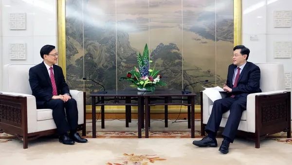 國務委員兼外長秦剛（右）在北京會見到訪的行政長官李家超（左）。