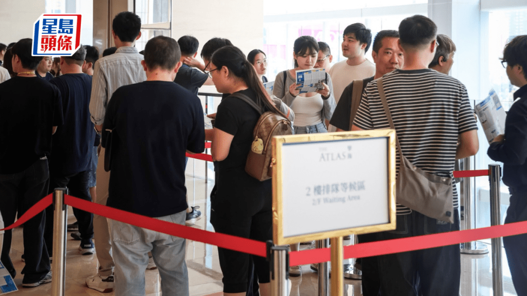 油塘擎海I展销厅现参观人潮 近百人大堂排队等入场