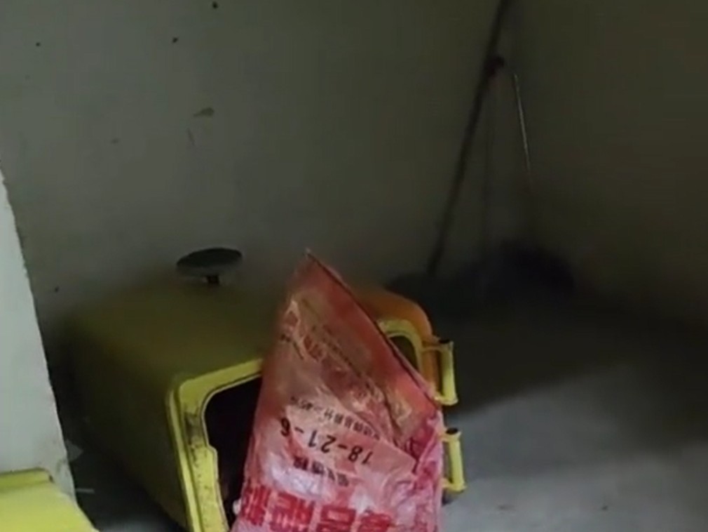 有人發現垃圾桶處發現了一個帶有血跡的編織袋。