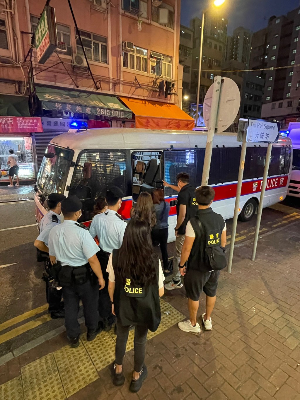 警方在荃灣打擊「骨場」黑工，4名內地及非華裔女子被捕。 警方提供