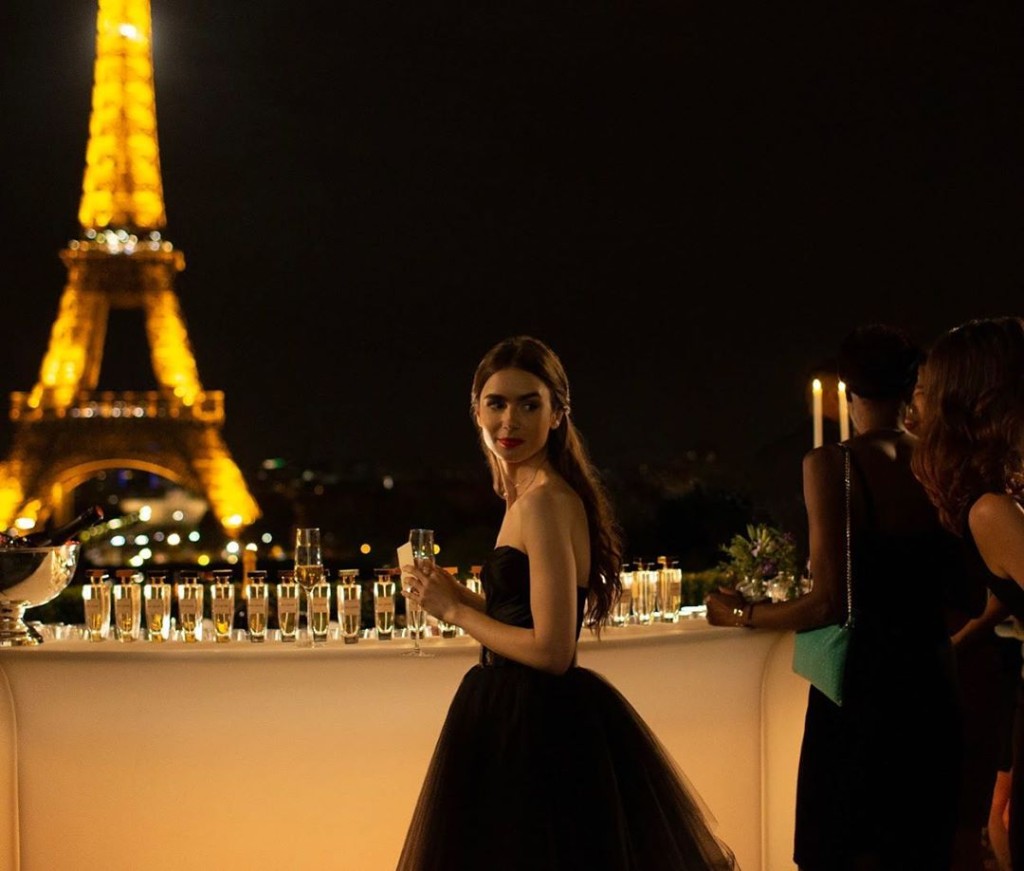 Lily Collins。