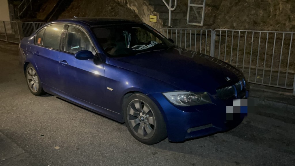 警方巡邏車巡經荔景消防局對開華泰路期間，發現一架藍色寶馬私家車停泊在路邊，形迹可疑。