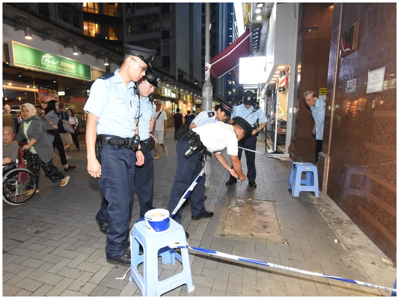 警員在場搜證。