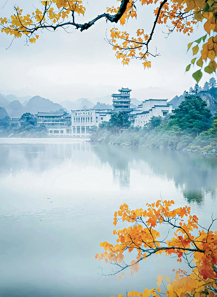 攝影大賽一等獎作品《湖秋霧影》。