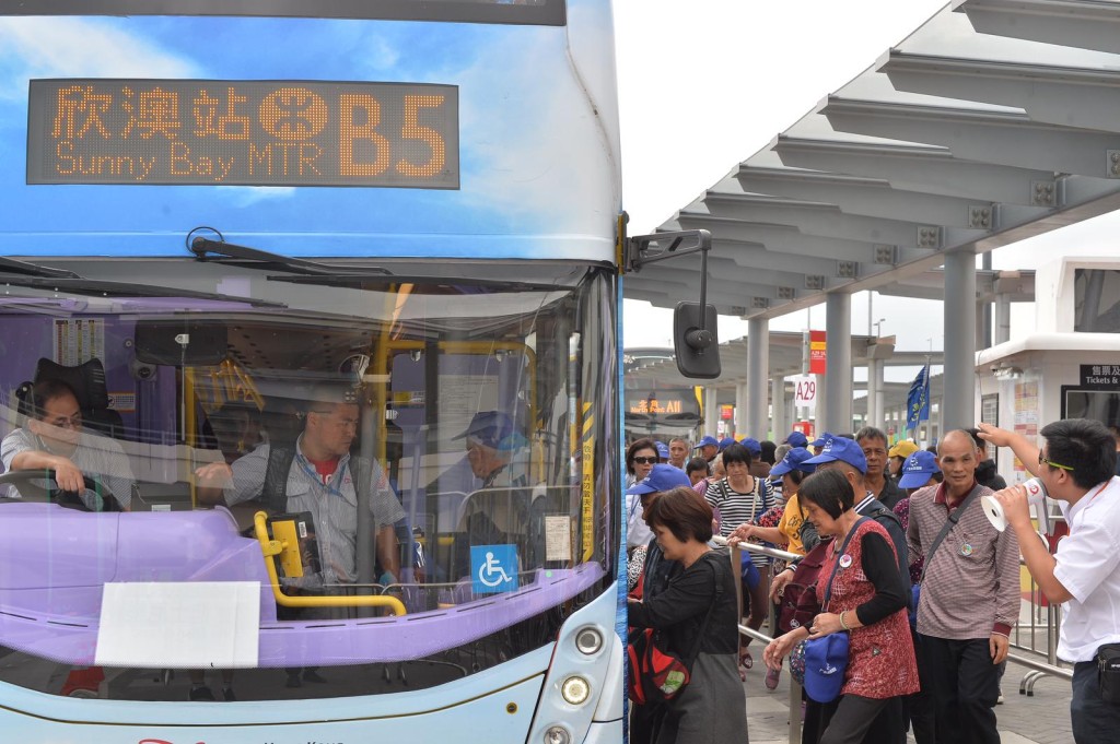部份旅行團乘坐B5到欣澳。郭顯熙攝