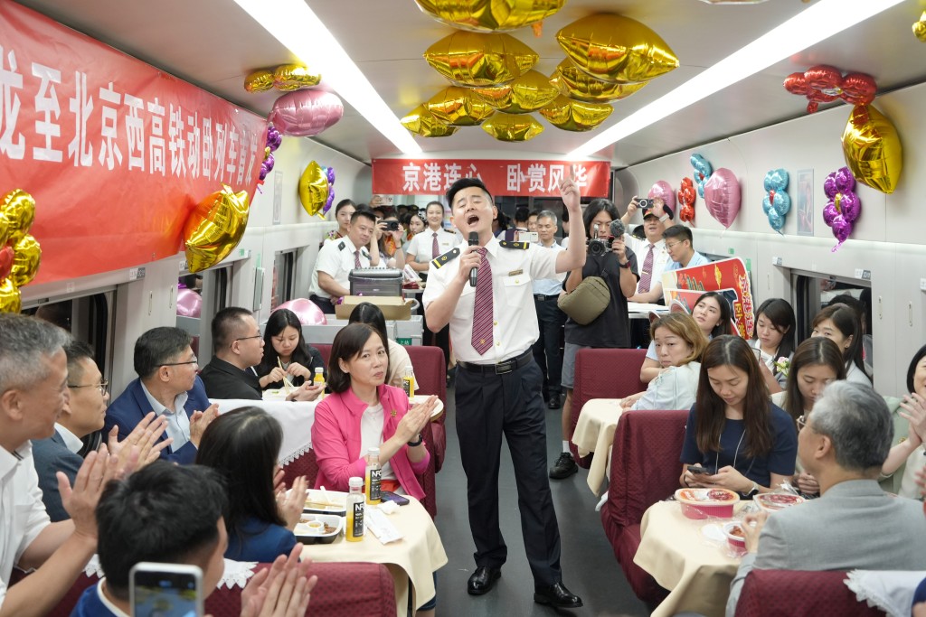 在首班香港至北京西站的高铁卧铺列车上，乘客晚饭时间到餐卡用膳。资料图片