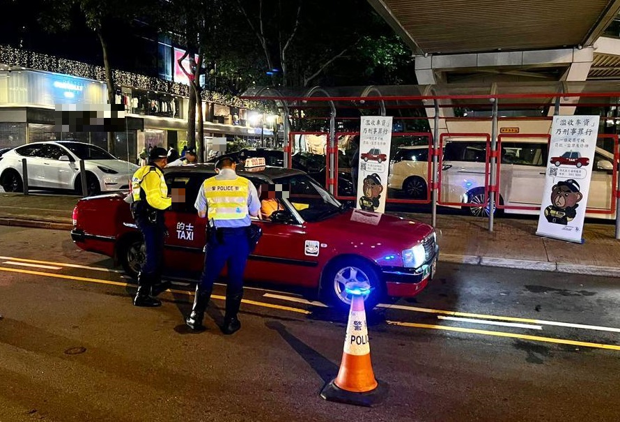 西九龙总区交通部采取执法行动严厉打击的士冚旗拒截及滥收车资等行为。(警方提供)