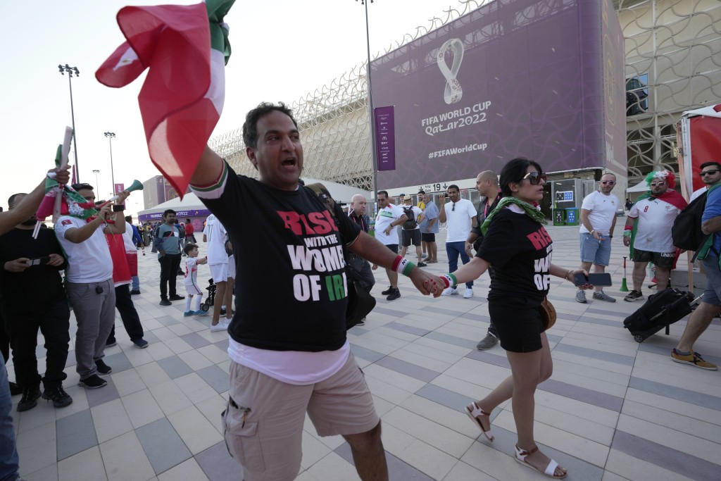在場內外一些伊朗球迷穿上 T 恤和舉起標語。AP