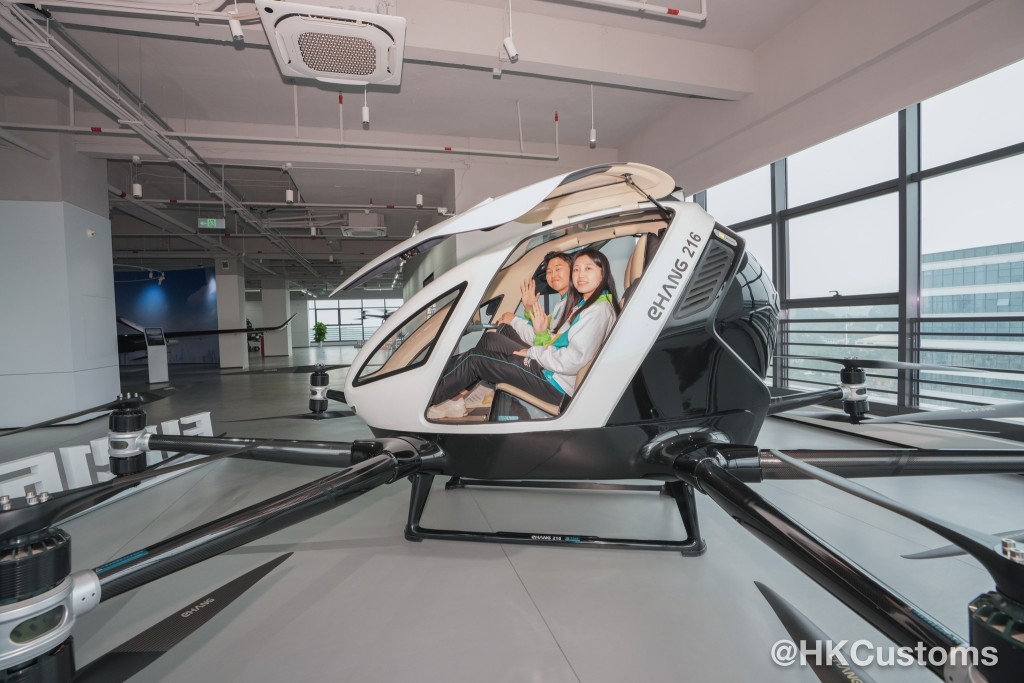 还参观了无人驾驶机展览。海关fb 