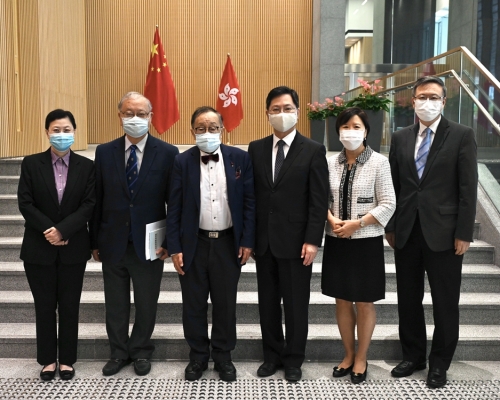 薛永恒(右三)葉玉如(右二)、陳清泉(左三)、滕錦光(右一)、任詠華(左一)和李焯芬。