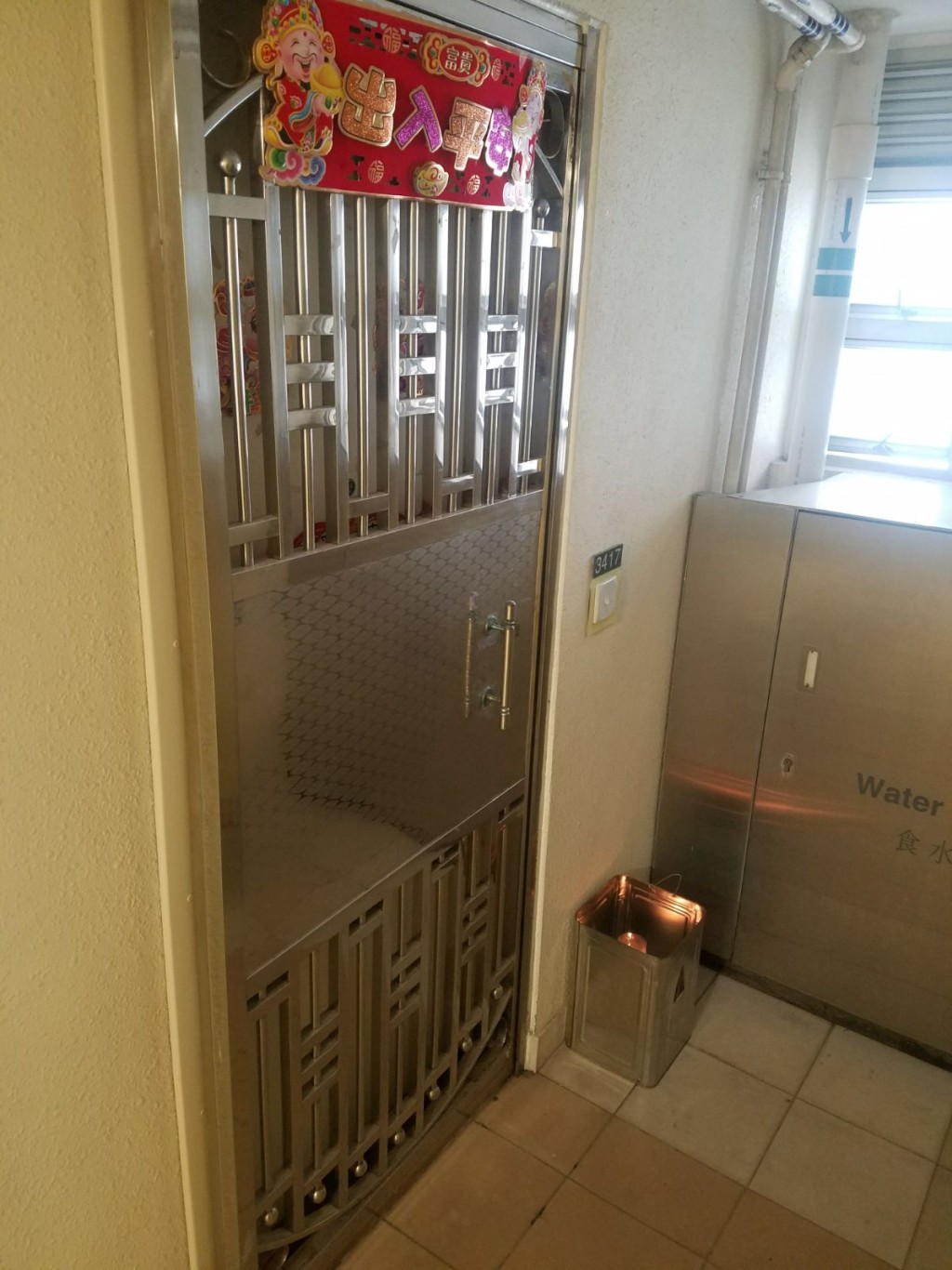 死者住所外燃點白蠟燭