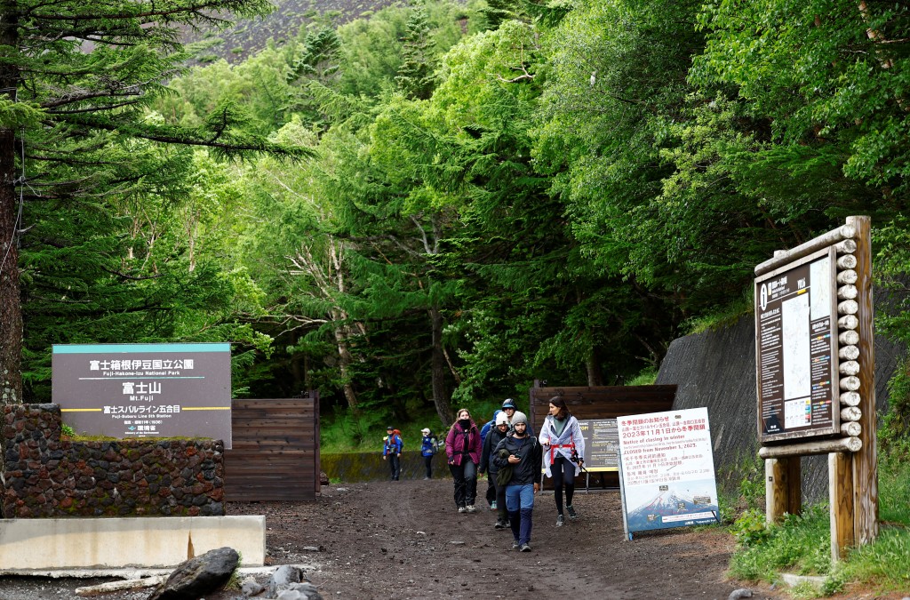 日本山梨縣政府今年起限制富士山每天登山人數及時間。路透社資料圖片