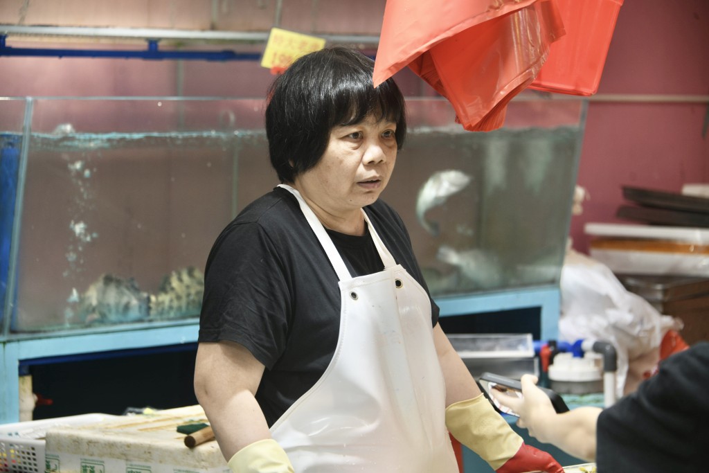 杏花邨海鮮檔檔主表示 雖然預計颱風將帶來更多生意 但仍需視乎入貨價格才能決定是否調整售價。陳浩元攝 杏花邨海鮮檔檔主表示 雖然預計颱風將帶來更多生意 但仍需視乎入貨價格才能決定是否調整售價。陳浩元攝