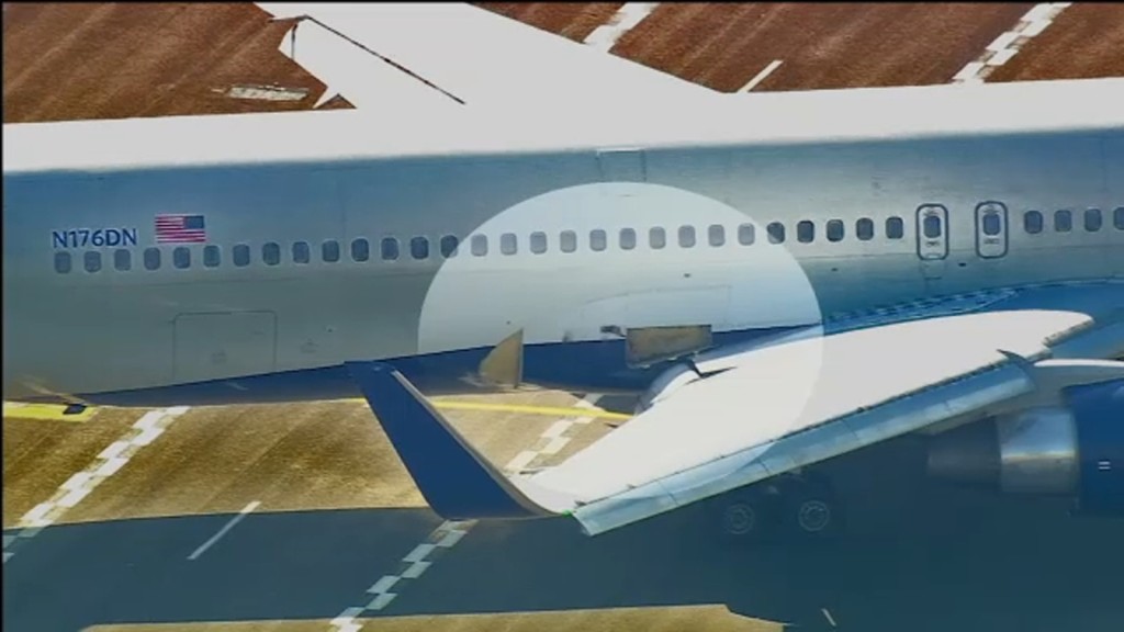 达美航空客机起飞后传出巨响，落地后发现“逃生梯消失”。 X