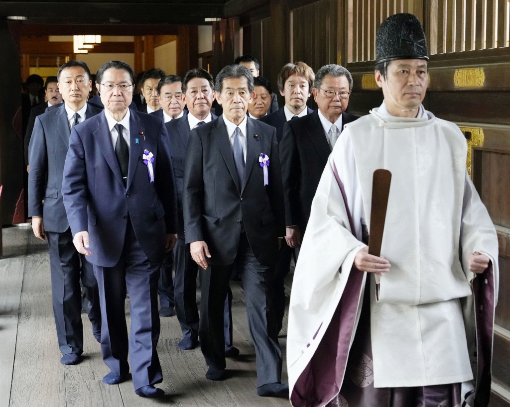 日本官员到靖国神社参拜，常会招来中韩等国不满。路透社