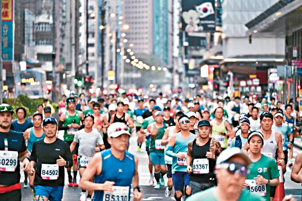 全球掀起馬拉松風潮，田總成立特別小組研究渣打馬拉松賽道設計，以擴大賽事規模。