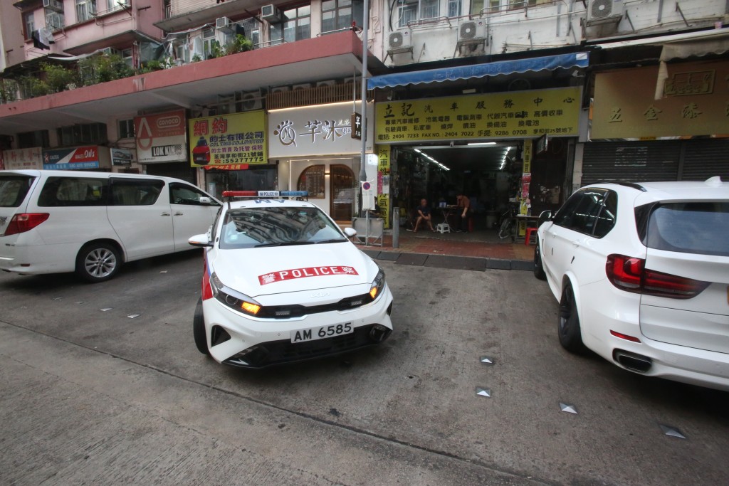 有警車停泊在車房外。
