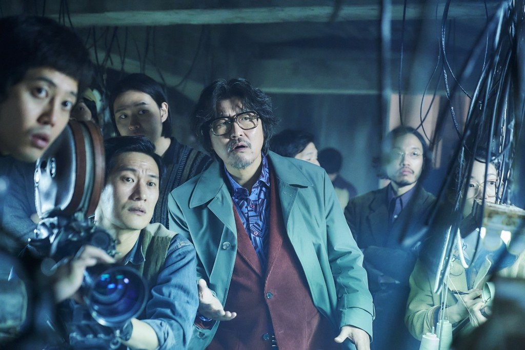 宋康昊在《韩戏逼人》中饰演导演，但现实中不曾考虑执导。
