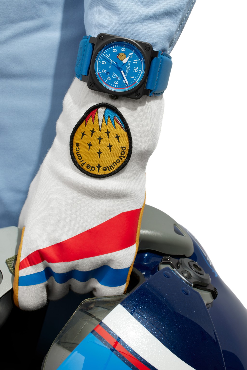 Bell & Ross推出限量庆生版,表盘和皮带均用上飞行队制服的蓝色。 Bell & Ross推出限量庆生版,表盘和皮带均用上飞行队制服的蓝色。