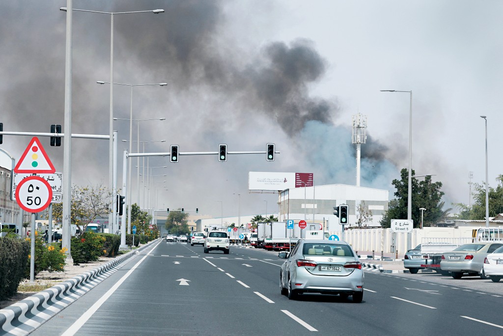 卡塔爾多哈遭受導彈襲擊後，市內濃煙四起。