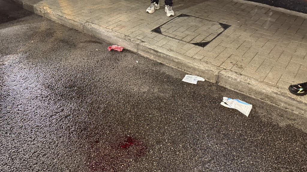 車禍現場路面血跡斑斑。黎志偉攝 車禍現場路面血跡斑斑。黎志偉攝