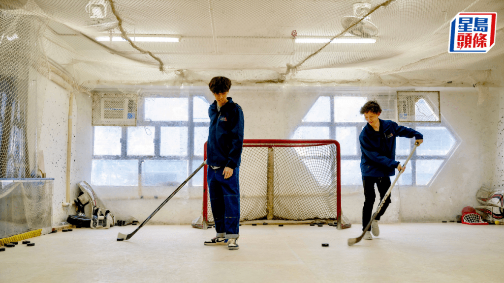 港隊冰球運動員劉子樂、戴永昌從小學習冰球,他們深感香港缺乏冰球訓練場地的問題。鍾健華攝