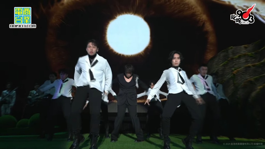 姜濤再演唱《濤》。 姜濤再演唱《濤》。