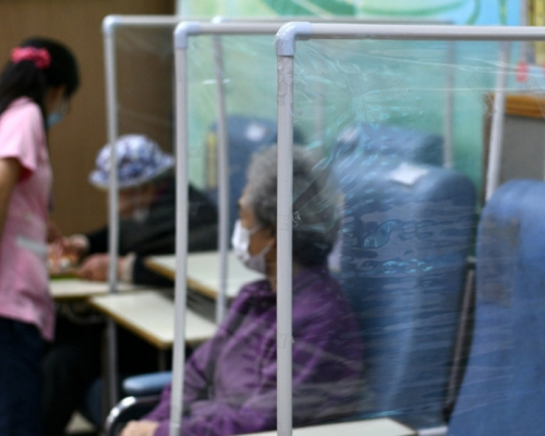 勞福局指,會根據這一輪強制檢測的經驗,不時檢討優化安排,完善院舍的抗疫措施。資料圖片