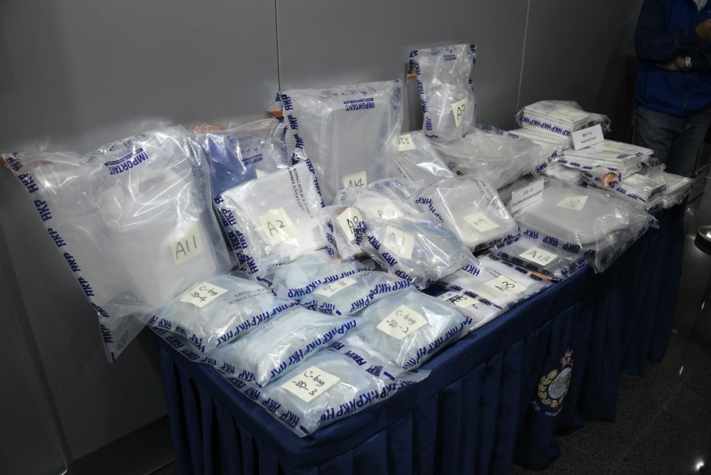 警方在反毒品行动中捡出巿值2300万港元K仔、霹雳可卡因等毒品。(杨伟亨摄)